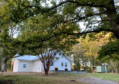 Charming Farmhouse Cottage Perfect for Family-Friendly Getaways in Signal Mountain, Chattanooga - Signal Mountain, Tennessee - glamping.directory