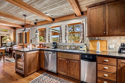Wonderful Family Glamping Vacation Destination: A Beautiful Cottage by Pine Mountain Lake in Groveland, California - Groveland, California - glamping.directory