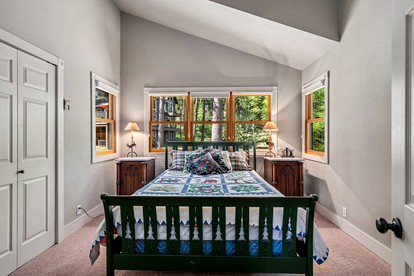 Wonderful Family Glamping Vacation Destination: A Beautiful Cottage by Pine Mountain Lake in Groveland, California - Groveland, California - glamping.directory