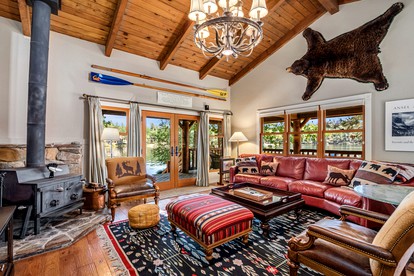Wonderful Family Glamping Vacation Destination: A Beautiful Cottage by Pine Mountain Lake in Groveland, California - Groveland, California - glamping.directory
