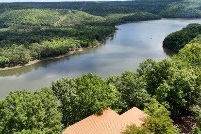Gorgeous and Secluded Cabin with Lakefront Views and a Rooftop Terrace, Perfect for a Peaceful Weekend Away - Edgemont, Arkansas - glamping.directory
