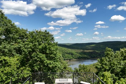 Gorgeous and Secluded Cabin with Lakefront Views and a Rooftop Terrace, Perfect for a Peaceful Weekend Away - Edgemont, Arkansas - glamping.directory