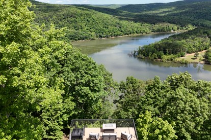 Gorgeous and Secluded Cabin with Lakefront Views and a Rooftop Terrace, Perfect for a Peaceful Weekend Away - Edgemont, Arkansas - glamping.directory