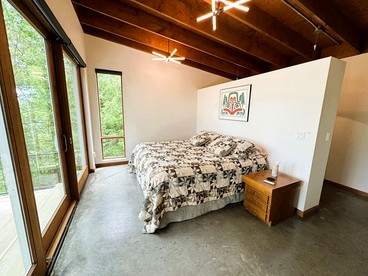 Gorgeous and Secluded Cabin with Lakefront Views and a Rooftop Terrace, Perfect for a Peaceful Weekend Away - Edgemont, Arkansas - glamping.directory