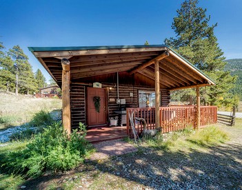 Family-Friendly Cabin Rental with Wood-Burning Fireplace in the Rocky Mountains, Colorado - Leadville, Colorado - glamping.directory