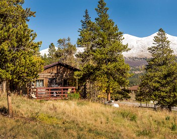 Family-Friendly Cabin Rental with Wood-Burning Fireplace in the Rocky Mountains, Colorado - Leadville, Colorado - glamping.directory