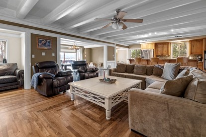 Enormous Cabin with Equipped Deck Perfect for Groups in California - Big Bear Lake, California - glamping.directory