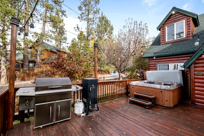 Enormous Cabin with Equipped Deck Perfect for Groups in California - Big Bear Lake, California - glamping.directory