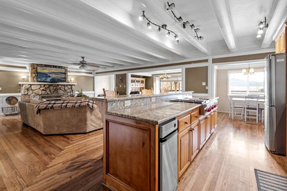 Enormous Cabin with Equipped Deck Perfect for Groups in California - Big Bear Lake, California - glamping.directory