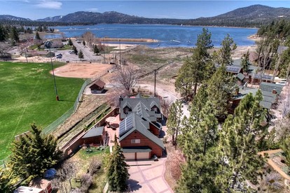 Enormous Cabin with Equipped Deck Perfect for Groups in California - Big Bear Lake, California - glamping.directory