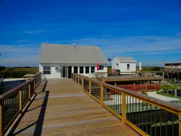 Pet-Friendly Cottage Rental with Stunning Decking on Delaware Bay, New Jersey - glamping.directory