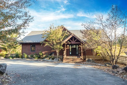Spectacular Cabin with Hot-tub and Gorgeous Sights in Sevierville, Tennessee - Sevierville, Tennessee - glamping.directory