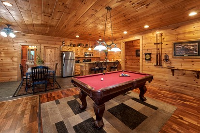 Spectacular Cabin with Hot-tub and Gorgeous Sights in Sevierville, Tennessee - Sevierville, Tennessee - glamping.directory