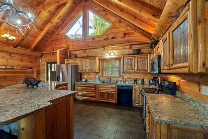 Spectacular Cabin with Hot-tub and Gorgeous Sights in Sevierville, Tennessee - Sevierville, Tennessee - glamping.directory