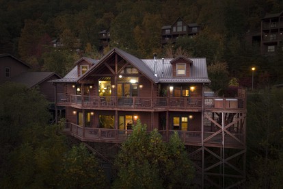 Spectacular Cabin with Hot-tub and Gorgeous Sights in Sevierville, Tennessee - glamping.directory