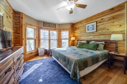 Majestic Mountain Cabin Retreat near Deep Creek Lake in Maryland - Oakland, Maryland - glamping.directory
