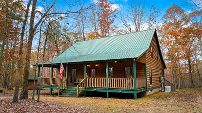 Cute Wooden Cabin Nestled Among Trees in Mentone, Alabama - Mentone, Alabama - glamping.directory