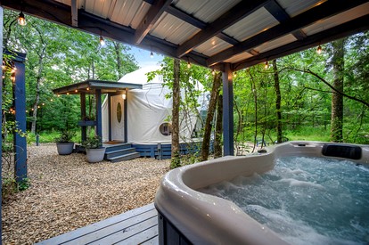 Gorgeous Secluded Dome with Hot-tub in Broken Bow, Oklahoma - Broken Bow, Oklahoma - glamping.directory