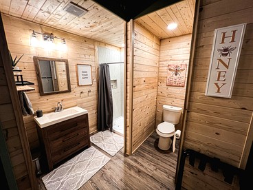 Gorgeous Secluded Dome with Hot-tub in Broken Bow, Oklahoma - Broken Bow, Oklahoma - glamping.directory