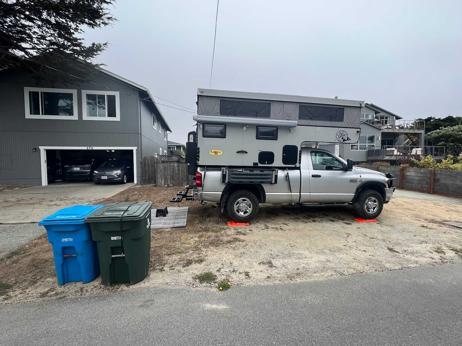 Ocean Cliffside Cottage Driveway - Moss Beach, California - glamping.directory