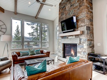 Upscale Staycation with Hot Tub and Mountain Views near Dillon, Colorado - Breckenridge, Colorado - glamping.directory