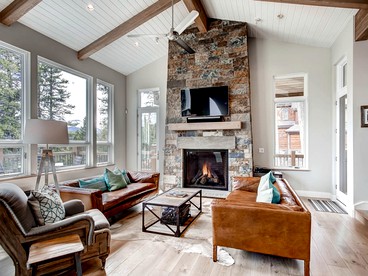 Upscale Staycation with Hot Tub and Mountain Views near Dillon, Colorado - Breckenridge, Colorado - glamping.directory