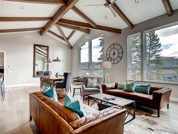 Upscale Staycation with Hot Tub and Mountain Views near Dillon, Colorado - Breckenridge, Colorado - glamping.directory