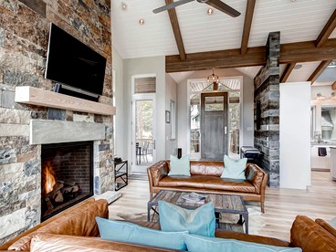 Upscale Staycation with Hot Tub and Mountain Views near Dillon, Colorado - Breckenridge, Colorado - glamping.directory