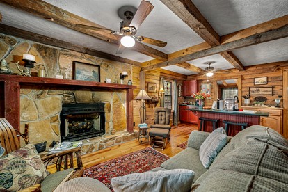 Idyllic and Picturesque Cabin with Hot Tub near Graces High Falls, Northern Alabama - Mentone, Alabama - glamping.directory