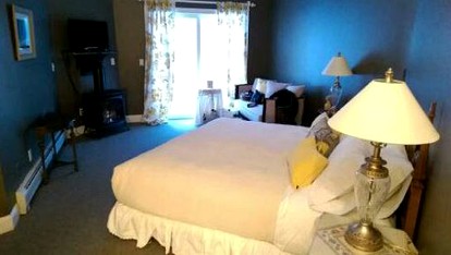 Superb Getaway Rental with a Balcony and Stunning Views near Manchester, Vermont - Sandgate, Vermont - glamping.directory