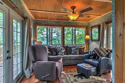 Charming Cabin near Great Smoky Mountains National Park in Sevierville, Tennessee - Sevierville, Tennessee - glamping.directory