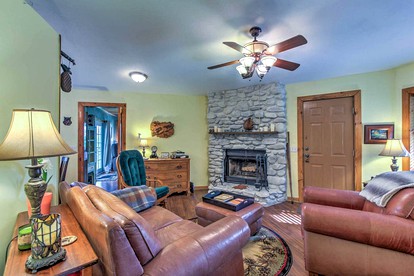 Charming Cabin near Great Smoky Mountains National Park in Sevierville, Tennessee - Sevierville, Tennessee - glamping.directory