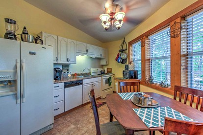 Charming Cabin near Great Smoky Mountains National Park in Sevierville, Tennessee - Sevierville, Tennessee - glamping.directory