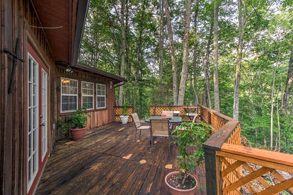 Charming Cabin near Great Smoky Mountains National Park in Sevierville, Tennessee - Sevierville, Tennessee - glamping.directory