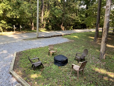 Charming Rustic Cabin for Couples or Solo Travelers near Pigeon Forge in Sevierville, Tennessee - Sevierville, Tennessee - glamping.directory