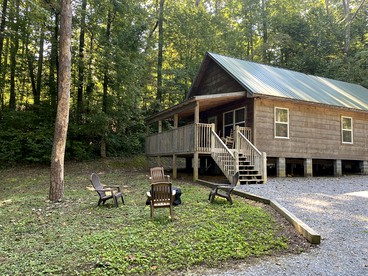 Charming Rustic Cabin for Couples or Solo Travelers near Pigeon Forge in Sevierville, Tennessee - glamping.directory