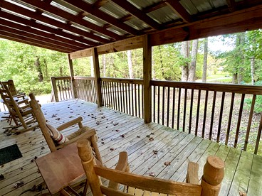 Charming Rustic Cabin for Couples or Solo Travelers near Pigeon Forge in Sevierville, Tennessee - Sevierville, Tennessee - glamping.directory