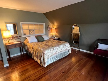 Rustic Treehouse Loft with Hot-Tub and BBQ Surrounded by Nature in Franklin, Tennessee - Franklin, Tennessee - glamping.directory