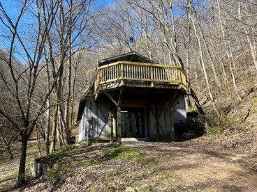 Rustic Treehouse Loft with Hot-Tub and BBQ Surrounded by Nature in Franklin, Tennessee - Franklin, Tennessee - glamping.directory