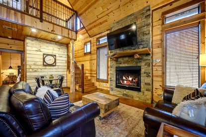 Luxury Cabin with Hot Tub & Game Room Retreat in Broken Bow, Oklahoma - Broken Bow, Oklahoma - glamping.directory