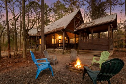 Luxury Cabin with Hot Tub & Game Room Retreat in Broken Bow, Oklahoma - Broken Bow, Oklahoma - glamping.directory