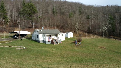 Lovely Mountain Cottage for a Getaway in Mouth of Wilson, Virginia - glamping.directory