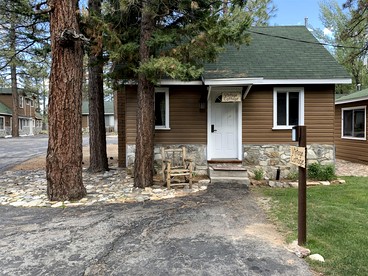 Cozy One Bedroom Cabin with Wood Burning Fireplace near Big Bear Village - glamping.directory