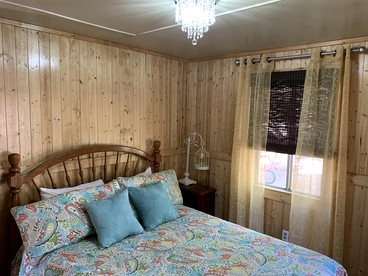 Cozy One Bedroom Cabin with Wood Burning Fireplace near Big Bear Village - Big Bear Lake, California - glamping.directory