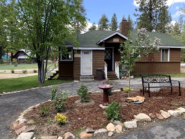 Cozy One Bedroom Cabin with Wood Burning Fireplace near Big Bear Village - Big Bear Lake, California - glamping.directory