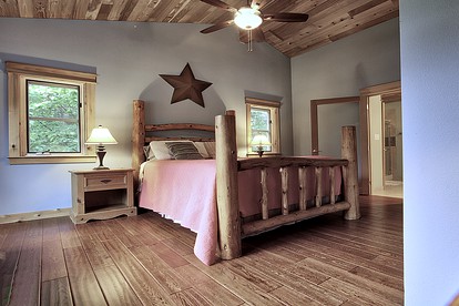 Spacious, Year-Round Cabin with Hot Tub in Packwood, Washington - Packwood, Washington - glamping.directory