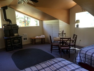Charming Loft-Style Cabin Rental for Six near Missoula, Montana - Hall, Montana - glamping.directory