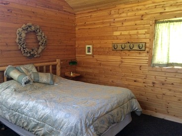 Charming Loft-Style Cabin Rental for Six near Missoula, Montana - Hall, Montana - glamping.directory