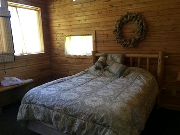 Charming Loft-Style Cabin Rental for Six near Missoula, Montana - Hall, Montana - glamping.directory