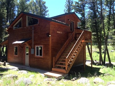 Charming Loft-Style Cabin Rental for Six near Missoula, Montana - glamping.directory